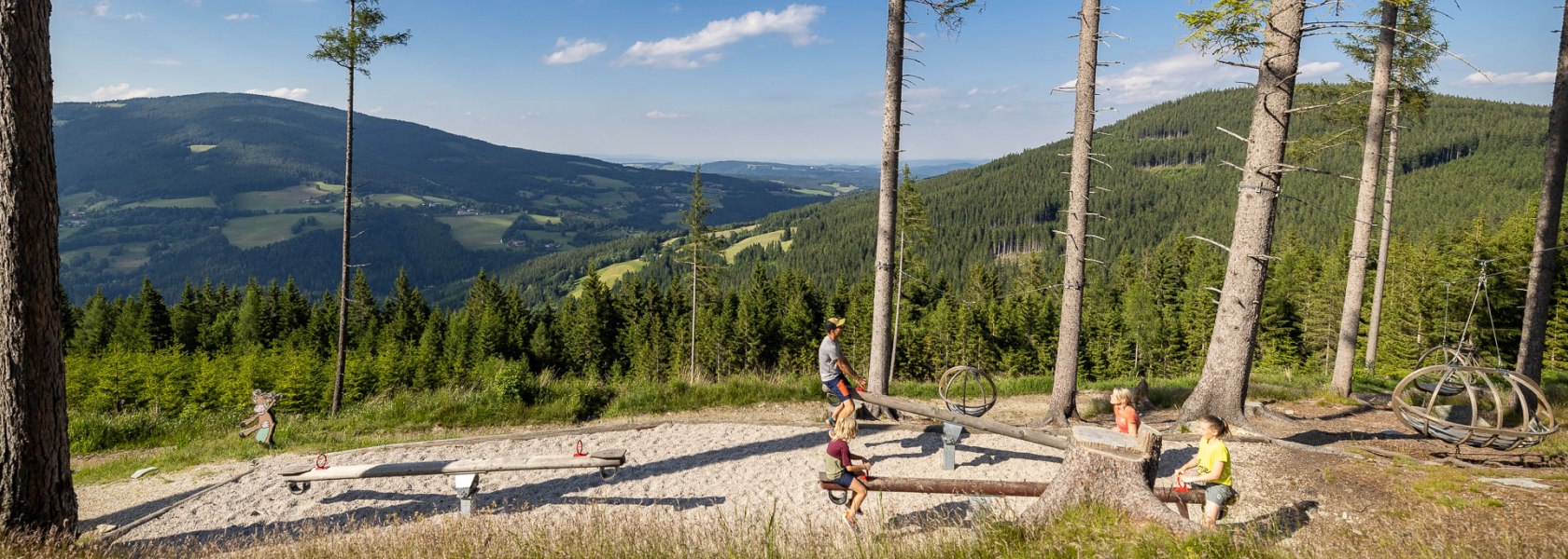 Schaukeln liebt einfach jeder, mit der ganzen Familie wandern und schaukeln